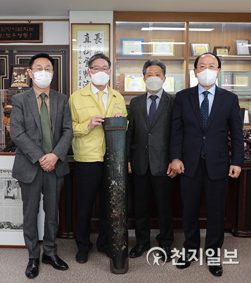 풍류애 회원들이 박세복 영동군수(왼쪽에서 두 번째)에게  칠현금을 기증하고 있다. (제공: 풍류애)