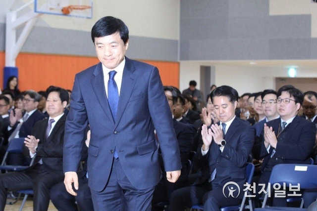 [천지일보=남승우 기자] 이성윤 신임 서울중앙지방검찰청장이 13일 오전 서울 서초구 서울중앙지방검찰청 누리홀에서 열린 취임식에서 취임사를 하기 위해 이동하고 있다. ⓒ천지일보 2020.1.13