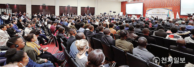 2018년 8월 13일 남아공 케이프타운 웨스턴호텔에서 ‘아프리카 평화지도자 회의-종교연합사무실 세션’ 포럼이 진행되고 있다. 이날 포럼에서 남아공 종교 지도자들이 이 대표에게 감사패와 공로상, 선물들을 증정했다. (제공:HWPL) ⓒ천지일보 2021.4.30