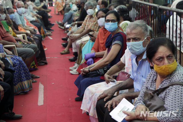 [뭄바이=AP/뉴시스] 29일(현지시간) 인도 뭄바이에서 코로나19 백신 접종을 기다리는 사람들.