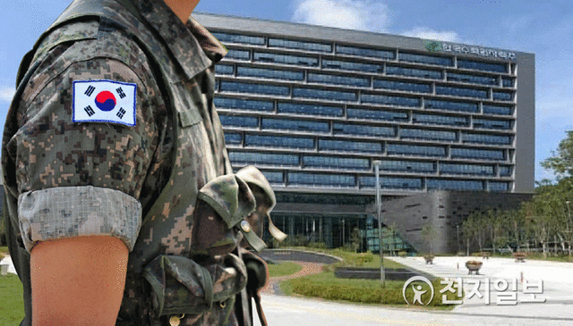 한국전력공사와 한국수력원자력이 군 경력을 승진심사에 반영하지 않기로 하면서 온라인에서 젊은 층의 찬반 논란이 지속되고 있다. 사진은 한수원본사 전경과 군인 모습. ⓒ천지일보 2021.4.30