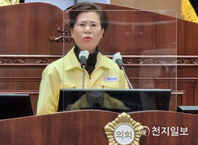 [천지일보 천안=박주환 기자] 충남 천안시의회 김행금 의원이 30일 본회의장에서 열린 제241회 임시회에서 ‘천안시 공동묘지’ 관련해 박상돈 천안시장에게 시정질문을 하고 있다. ⓒ천지일보 2021.4.30