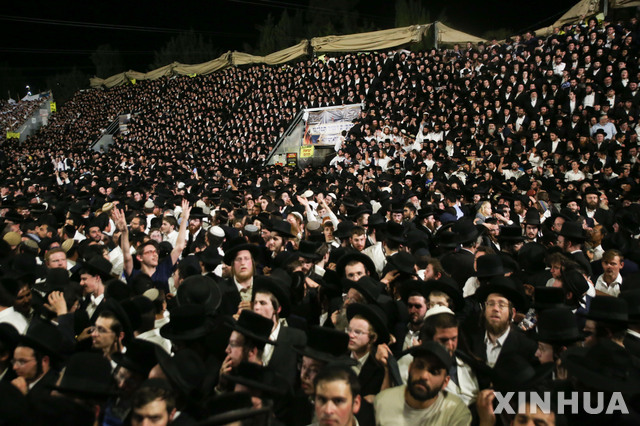 29일(현지시간) 이스라엘 메론 산에 모인 유대교인들이 라그바오머 축제를 기념하고 있다. 수만명이 참석한 이번 축제에서 최소 44명이 숨지고 103명이 다쳤다고 현지 언론이 보도했다. (출처: 뉴시스)