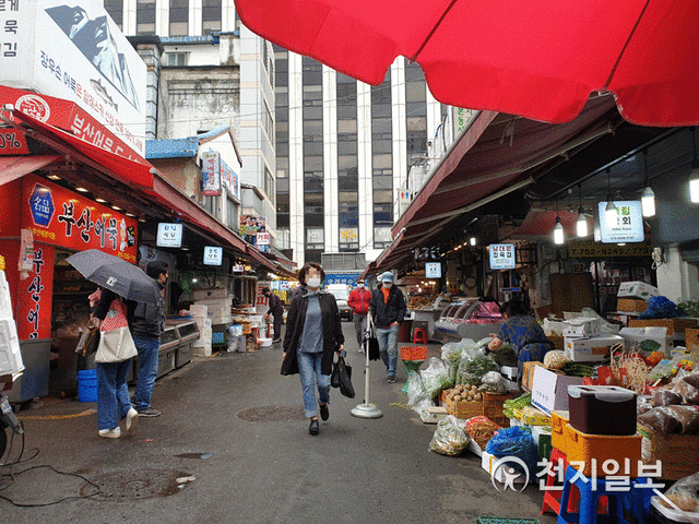 [천지일보=홍보영 기자] 지난달 30일 정부가 신종 코로나바이러스 감염증(코로나19) 사회적 거리두기를 3주간 연장한다고 발표한 다음날인 1일 남대문시장 골목의 모습이다. ⓒ천지일보 2021.5.1