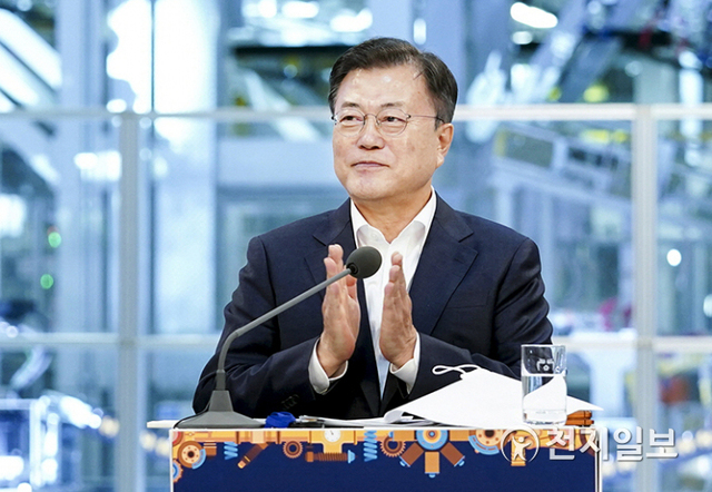 [천지일보=박준성 기자] 문재인 대통령이 29일 오후 광주광역시 광산구 광주글로벌모터스 준공 기념행사에서 박수를 치고 있다. (제공: 청와대) ⓒ천지일보 2021.4.29
