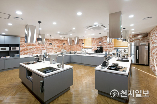 코웨이가 서울대 연구공원에 위치한 코웨이 환경기술연구소에 소비자 관점의 주방가전 연구 개발을 위한 ‘더 키친(The Kitchen)’을 오픈했다고 2일 밝혔다. (제공: 코웨이) ⓒ천지일보 2021.5.2