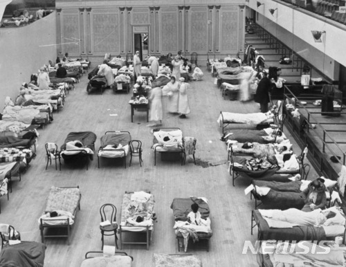 미국 의회도서관에서 공개된 사진으로, 1918년 캘리포니아 오클랜드의 한 강당에 마련된 임시 병동에서 미국 적십자사 자원봉사 간호사들이 환자들을 돌보고 있다. (출처: 뉴시스)