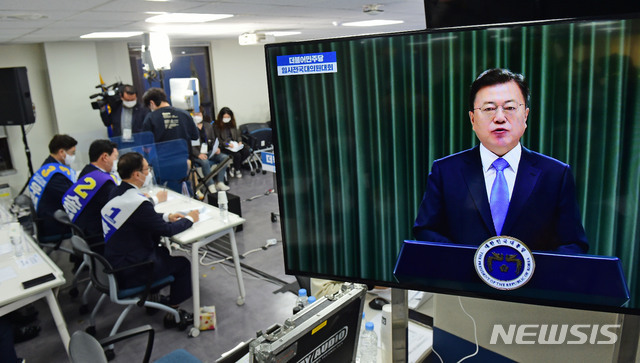 [서울=뉴시스]국회사진기자단 = 더불어민주당의 새 지도부를 선출하는 전당대회가 2일 서울 여의도 중앙당사에서 열린 가운데 문재인 대통령이 화상 인사말을 하고 있다.