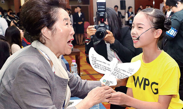 2017년 9월 19일 서울 그랜드인터컨티넨탈 서울 파르나스 호텔에서 평화 만국회의 3주년 기념식 일환으로 IWPG 네트워크 포럼이 진행된 가운데 참석 여성인사가 비둘기 모양 피스레터를 받고 기뻐하고 있다. (제공:HWPL) ⓒ천지일보 2021.5.3