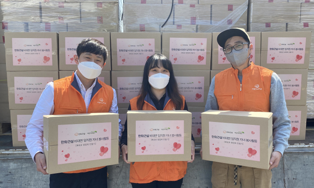 한화건설 직원들이 임직원 가정으로 전달할 ‘팝업북 제작 키트’를 나르고 있다. (제공: 한화건설)