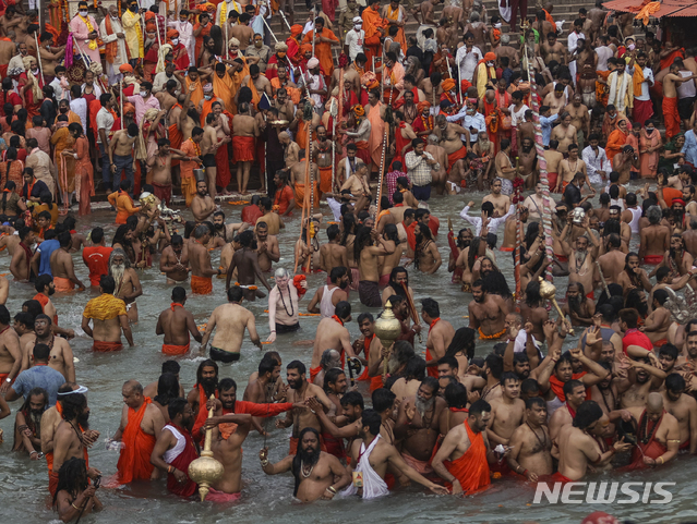 지난 4월 12일 인도 북부 하리드워에서 쿰브 멜라 축제가 열린 가운데 힌두교 신자들이 갠지스강에서 목욕을 즐기고 있다. (출처: 뉴시스)