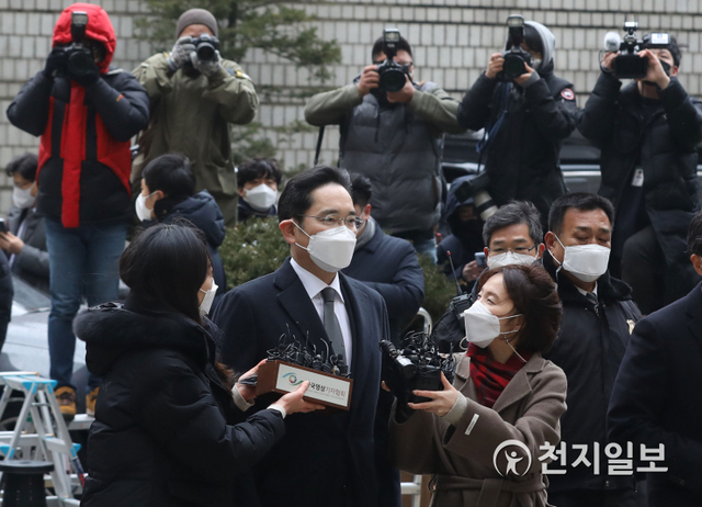 [천지일보=남승우 기자] 국정농단 혐의로 재판을 받고 있는 이재용 삼성전자 부회장이 18일 오후 서울 서초구 서울고등법원에서 열린 국정농단 사건 파기환송심 선고 공판에 출석하고 있다. ⓒ천지일보 2021.1.18