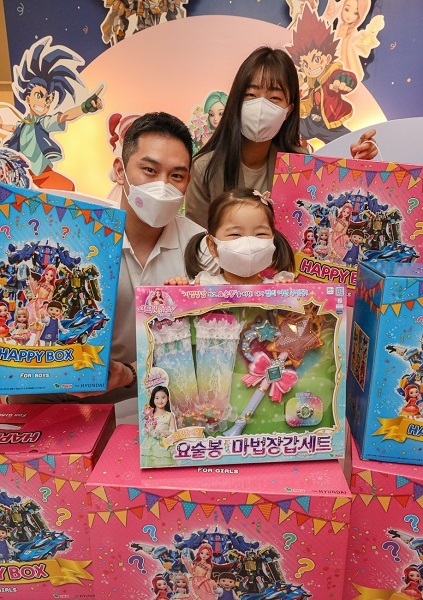 3일 현대백화점 디큐브시티에서 직원들과 어린이 모델이 ‘해피박스’를 소개하고 있다. (제공: 현대백화점)