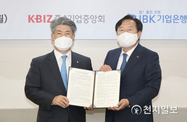 윤종원 IBK기업은행장(오른쪽)과 김기문 중소기업중앙회장이 3일 ‘코로나19 위기극복을 위한 소기업‧소상공인 비대면 금융지원 업무협약’ 체결 기념 촬영을 하고 있다. (제공: IBK기업은행) ⓒ천지일보 2021.5.3