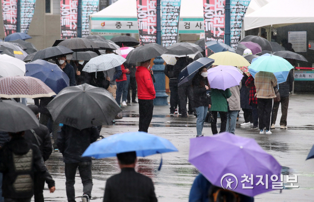 [천지일보=박준성 기자] 봄비가 내리는 20일 오후 서울역 광장에 마련된 신종 코로나바이러스 감염증(코로나19) 임시선별검사소에서 시민들이 검사를 받기 위해 긴 줄을 서서 대기하고 있다. ⓒ천지일보 2021.3.20