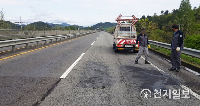 ‘도로 위 폭탄’ 포트홀 정비 모습. (제공: 진주시) ⓒ천지일보 2021.5.4