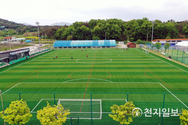 전북 정읍시가 노후화된 인조 잔디를 교체한 국민체육센터 축구장 모습. (제공: 정읍시) ⓒ천지일보 2021.5.4
