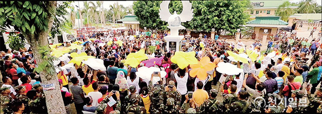 필리핀 민다나오는 HWPL 이만희 대표 중재로 40년 갈등을 해결하고 평화를 이룬 기념으로 1월 24일을 민다나오평화협정 기념일로 제정했다. 2015년 5월 25일 필리핀 마긴다나오주에서 세계평화선언 2주년을 맞아 열린 평화기념비 제막식에 현지주민들이 몰려와 축하하고 있다. (제공: HWPL) ⓒ천지일보 2021.5.5