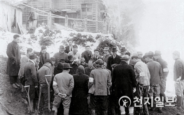 1946년 3월 6일 40여명의 유해발굴대원이 일본 가나자와시에서 윤봉길 의사 유해발굴작업을 벌이는 가운데 유해가 발견되자 모든 대원들이 이목을 집중하고 있는 순간이다. (제공: 윤주) ⓒ천지일보 2021.5.5