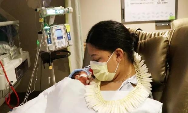 순산한 산모와 건강한 아기 (출처: 하와이태평양병원 트위터, 연합뉴스)