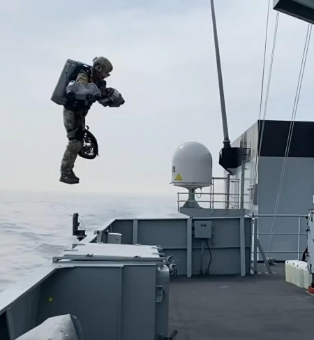 영국 해병, 제트 수트 입은 '아이언 맨' 훈련 투입'아이언맨'이 전투함에 착륙하고 있다. (출처: 그래비티 인더스트리 페이스북 캡처. 연합뉴스)