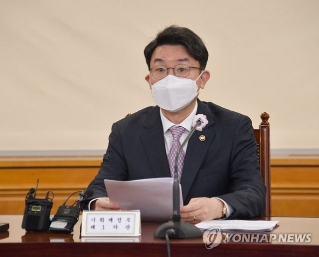 (서울=연합뉴스) 이억원 기획재정부 차관이 4일 서울 중구 은행회관에서 열린 '거시경제 금융회의'를 주재, 발언을 하고 있다.