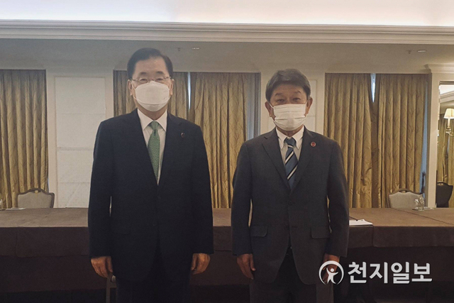 G7 외교·개발장관회의 참석차 영국을 방문 중인 정의용 외교부 장관과 모테기 도시미쓰 일본 외무상이 5일(현지시간) 기념촬영을 하고 있다. (제공: 외교부) ⓒ천지일보 2021.5.5