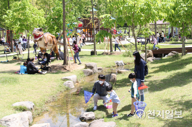 [천지일보 광주=이미애 기자] 코로나19 속 맞이한 어린이날인 5일 오후 담양군 메타세쿼이아랜드 ‘어린이프로방스’ 야외 놀이터에서 가족 단위 나들이객이 즐거운 한때를 보내고 있다. ⓒ천지일보 2021.5.5