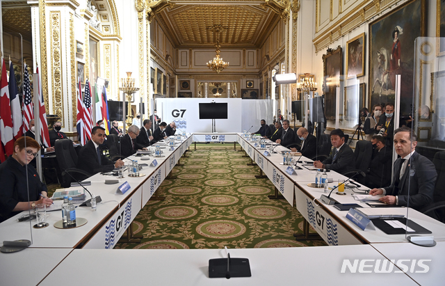 [런던=AP/뉴시스]5일(현지시간) 영국 런던에서 G7 외교장관 회의가 열리고 있다. 이날 회의에는 한국 등 초청국 장관들도 함께했다.