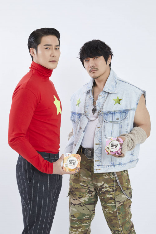 요플레 토핑 광고모델로 발탁된 가수 KCM과 배우 조동혁. (제공: 빙그레)