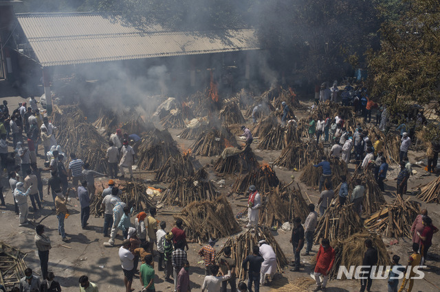 [뉴델리=AP/뉴시스] 지난 24일(현지시간) 인도 뉴델리의 한 임시 노천 화장터에서 코로나19로 숨진 사람들의 화장이 진행되고 있다. 인도의 코로나19 하루 신규 확진자가 35만명을 돌파해 사상 최다를 기록했다.