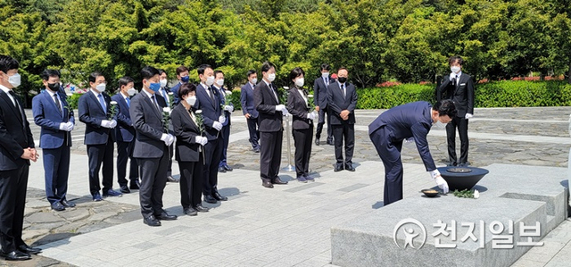 더불어민주당 새 지도부가 6일 봉하마을에서 노무현 전 대통령 묘소에 참배·분향하고 있다.(제공: 더불어민주당 경남도당)ⓒ천지일보 2021.5.6