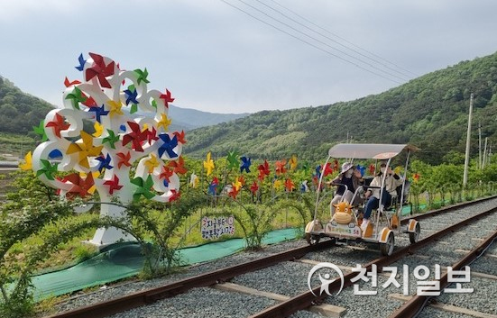 지난 5일 어린이날을 맞아 관광객들이 경북 청도군 청도레일바이크에서 바이크를 타고 있다. (제공: 경북 청도군) ⓒ천지일보 2021.5.6