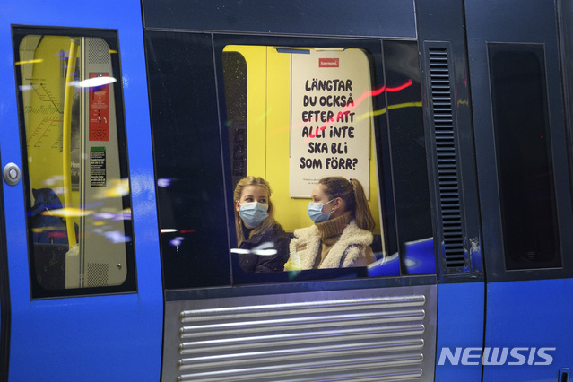 [스톡홀름=AP/뉴시스]7일(현지시간) 스웨덴 수도 스톡홀름에서 지하철에 탑승한 승객들이 코로나19 확산 방지를 위해 마스크를 쓰고 있다.