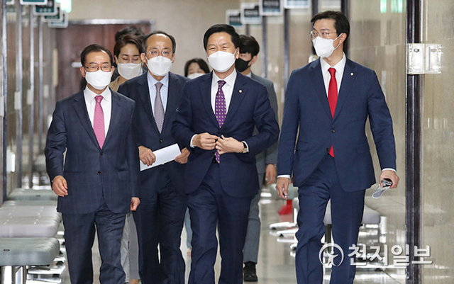 [천지일보=박준성 기자] 국민의힘 김기현 당대표 권한대행이 6일 서울 여의도 국회에서 열린 비상대책위원회의에 참석하고 있다. (제공: 국민의힘) ⓒ천지일보 2021.5.6