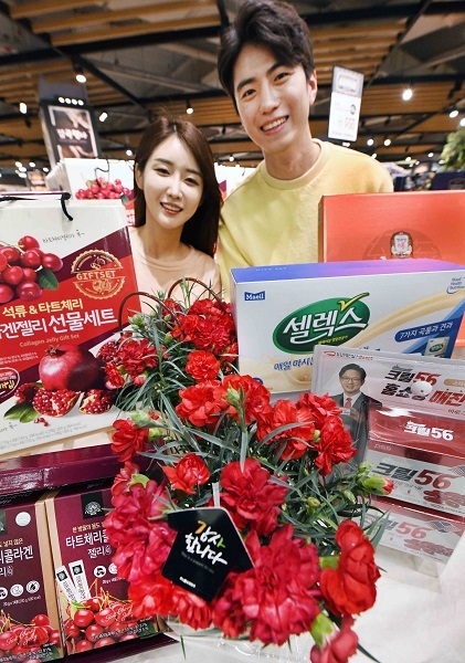 모델들이 6일 서울 등촌동 홈플러스 강서점에서 ‘건강박람회’ 행사상품을 선보이고 있다. (제공: 홈플러스)