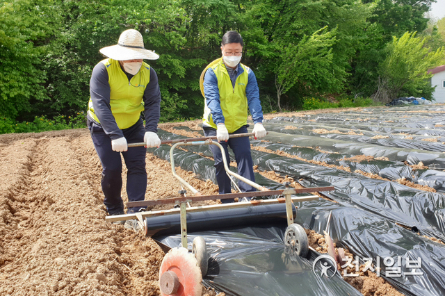6일 남재원 부행장(사진 오른쪽)이 경기도 양주 맹골마을에서 농로정비활동을 실시하고 있다. (제공: NH농협은행) ⓒ천지일보 2021.5.6