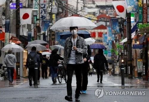(도쿄 로이터=연합뉴스) 일본의 '골든위크' 연휴 마지막 날인 5일 우산 쓴 사람들이 도쿄 거리를 걸어가고 있다.