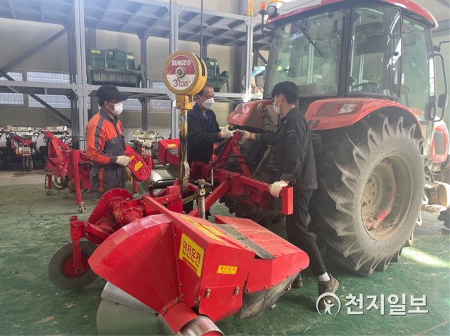 대구 달성군이 봄철 농번기를 맞아 농기계 임대사업장의 휴일 운영을 하고 있다. (제공: 달성군) ⓒ천지일보 2021.5.6