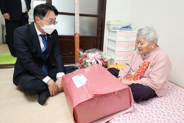 김현준 LH 사장이 어르신에게 기념품과 꽃바구니를 전달하고 있다. (제공: 한국토지주택공사) ⓒ천지일보 2021.5.6