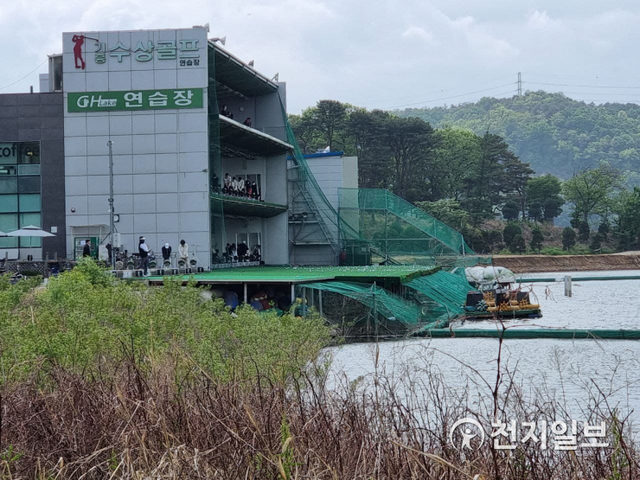 기흥호수공원에 설치된 수상골프연습장 전경. ⓒ천지일보 2021.5.7