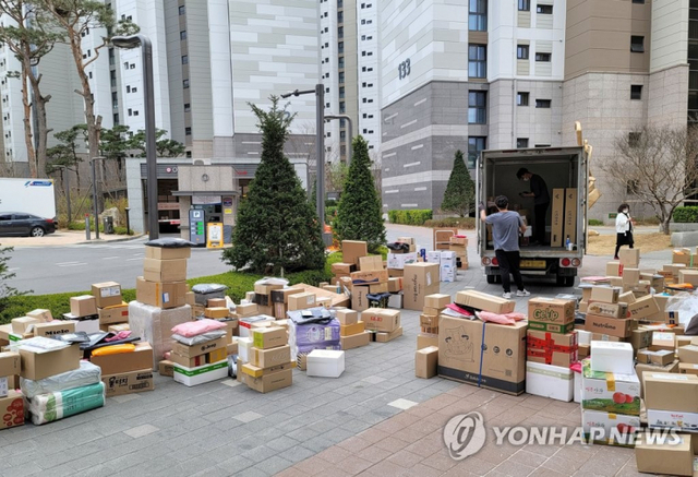 지난 2일 오후 서울 강동구의 한 아파트 단지 후문 인근에 택배 상자들이 쌓여 있다. 이 아파트에서는 이번 달 1일부터 택배 차량의 지상 출입이 금지됐다. (출처: 연합뉴스)