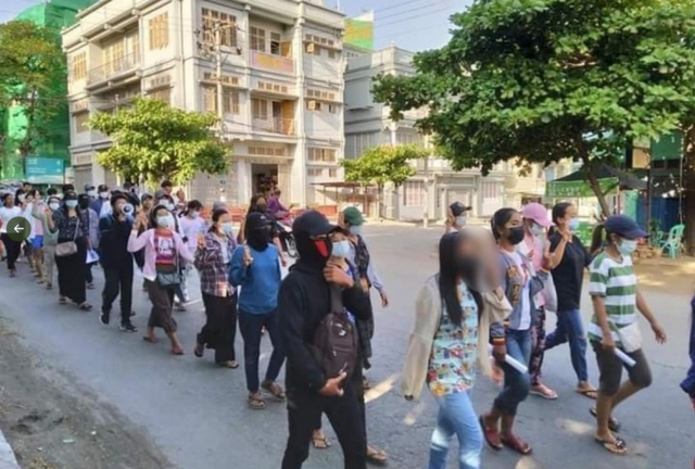 7일 아침 미얀마에서 학교 교사들과 학생 등이 쿠데타 항의하기 위해 평화 행진을 하고 있다. (출처: 운동가 로 나이 산 르윈 트위터)