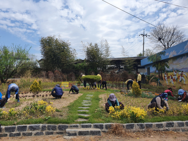 보성군 보성읍 동암마을 주민들이 꽃을 심으며 마을을 가꾸고 있다. (제공: 보성군) ⓒ천지일보 2021.5.7