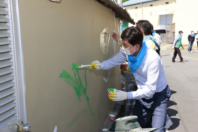 김철우 보성군수가 마을 벽화그리기에 동참해 색을 칠하고 있다. (제공: 보성군) ⓒ천지일보 2021.5.7