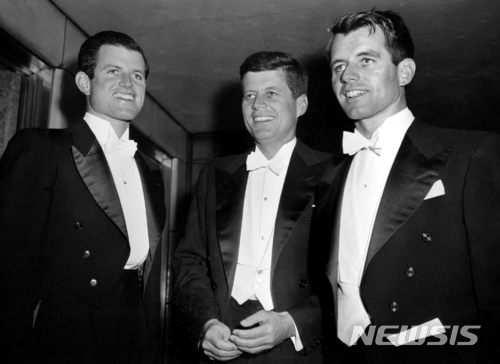 【워싱턴 = AP/뉴시스】  1958년 3월 15일  당시 상원의원이었던 존 F. 케네디 (가운데)와  버지니아대 학생이었던 에드워드 (왼쪽),  상원 법률고문 로버트 (오른쪽) 형제가 워싱턴의 한 만찬장에서 찍은 사진.