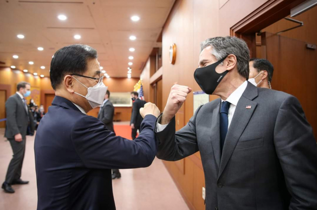 정의용 외교부장관과 토니 블링컨 미국 국무장관이 3일(현지시간) 런던에서 회담에 앞서 인사하고 있다. (출처: 외교부 트위터)