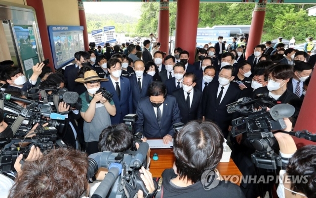 국민의힘 김기현 당 대표 권한대행 겸 원내대표가 7일 오전 광주 북구 국립 5·18 민주묘지를 당직자 등과 함께 참배하며 방명록을 쓰고 있다. (출처: 연합뉴스)