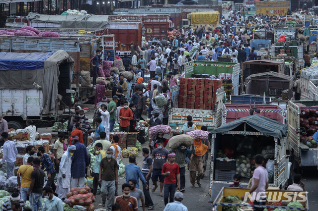 [잠무=AP/뉴시스]4일(현지시간) 인도 잠무의 한 채소 시장에 사람들이 몰려 있다.