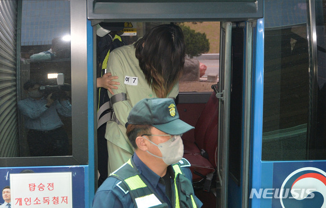 구미 3세 여아를 방치해 숨지게 한 혐의로 재판에 넘겨진 친언니 김모(22)씨가 7일 오후 대구지법 김천지원에서 열리는 2차 공판에 출석하기 위해 호송차에서 내리고 있다. (출처: 뉴시스)